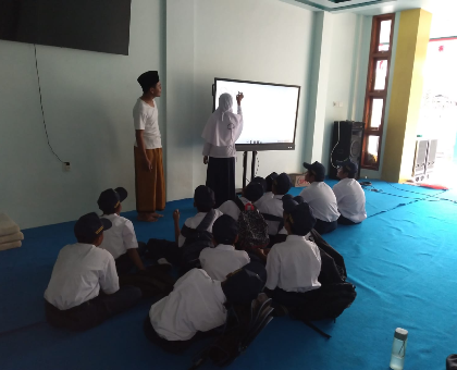 Revolusi Digital di MTs Negeri 3 Pamekasan IBS PKMKK: Menggabungkan Teknologi Multimedia dengan Semangat Pendidikan Desa