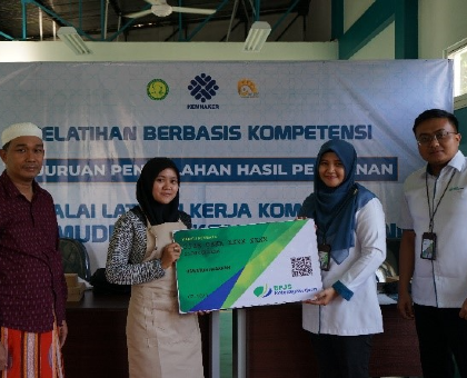 Peserta Pelatihan Berbasis Kompetensi Balai Latihan Kerja Komunitas Padepokan Kyai Mudrikah mendapat Kartu Jaminan BPJS Ketenagakerjaan