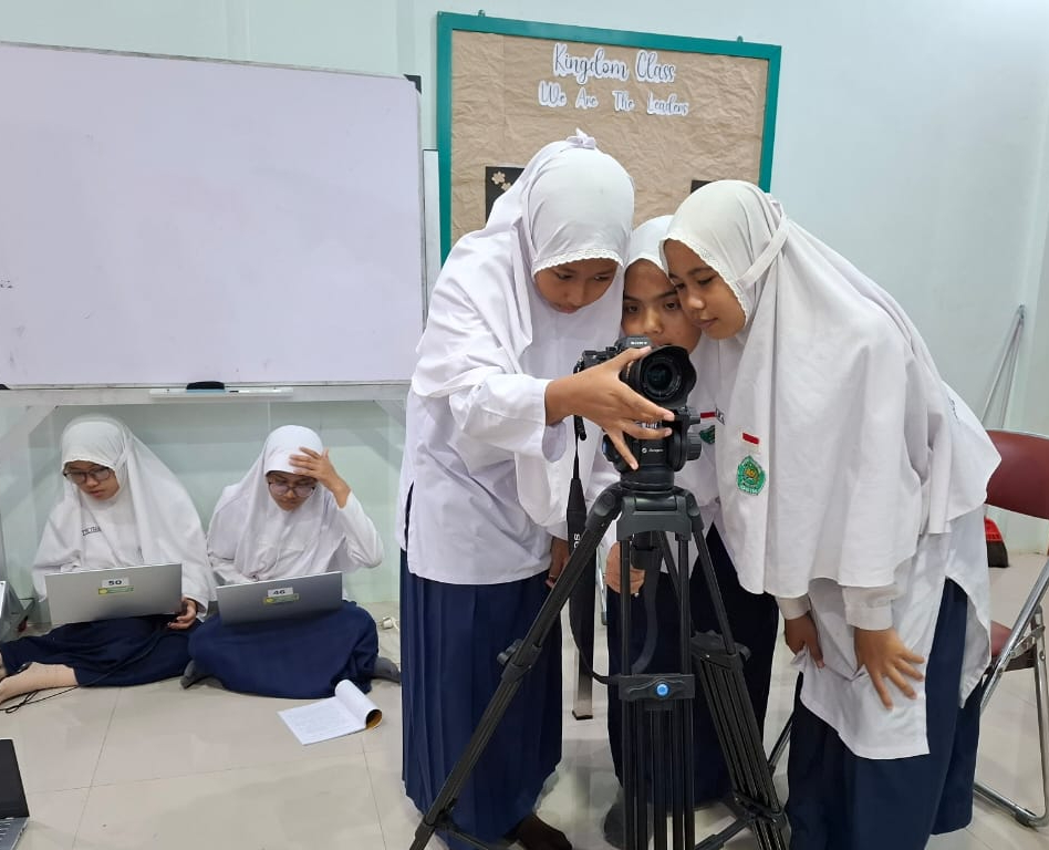Tak Berjarak dengan Teknologi