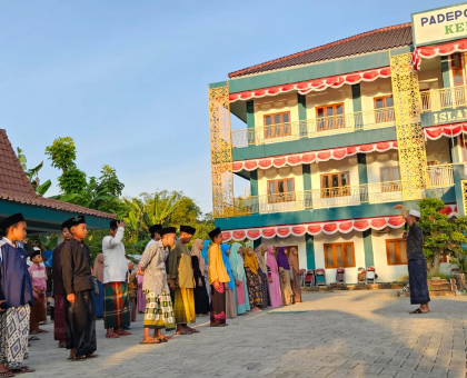 Santri IBS PKMKK Siapkan Upacara Kemerdekaan dengan Semangat Berkobar