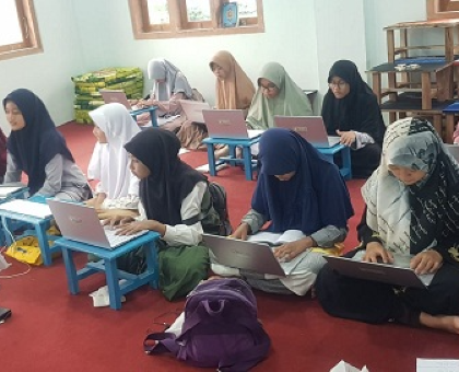 Tidak Hanya Mengaji, Santri di Padepokan Kiai Mudrikah Juga Melek Teknologi