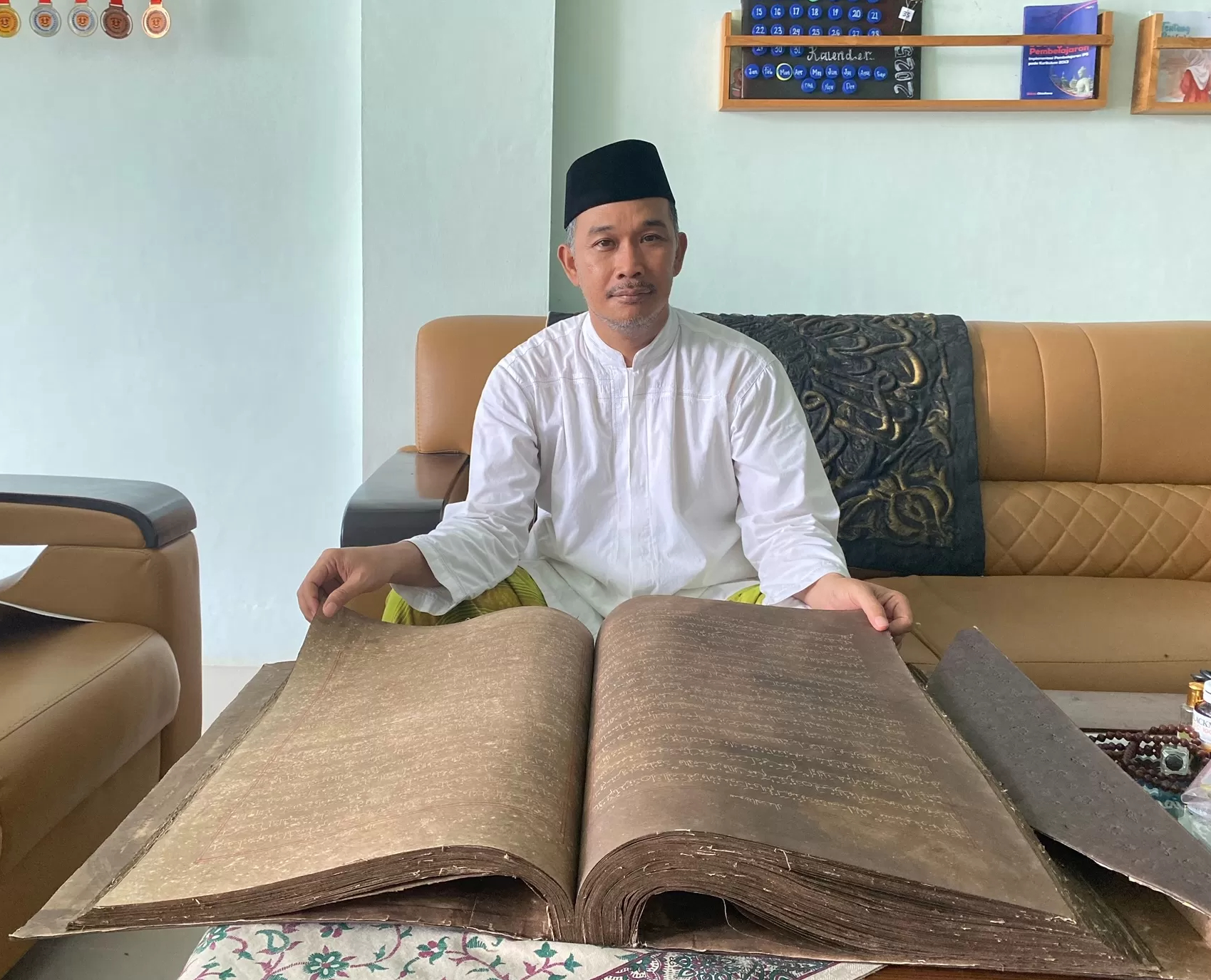 Melihat-lihat Koleksi Al-Qur’an Peninggalan Sunan Gunung Jati di IBS PKMKK Pamekasan, Berbahan Kertas Kapas, Dibeli Seharga Rp 250 Juta
