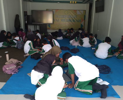 Proyek Menulis Berita tentang Aktivitas Santri IBS PKMKK