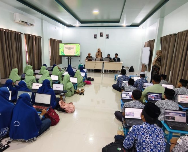 Santri IBS PKMKK Belajar Matematika dengan Cara Baru Lewat Aplikasi Digital