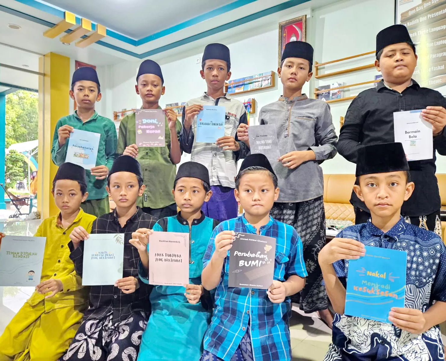 Seru! Peserta Ramadan Camp Islamic Boarding School Padepokan Kiai Mudrikah Kembang Kuning Pamekasan Hasilkan Cerita Bergambar