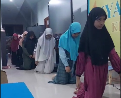 Etika Menawan Santri IBS di Padepokan Kyai Mudrikah Kembang Kuning