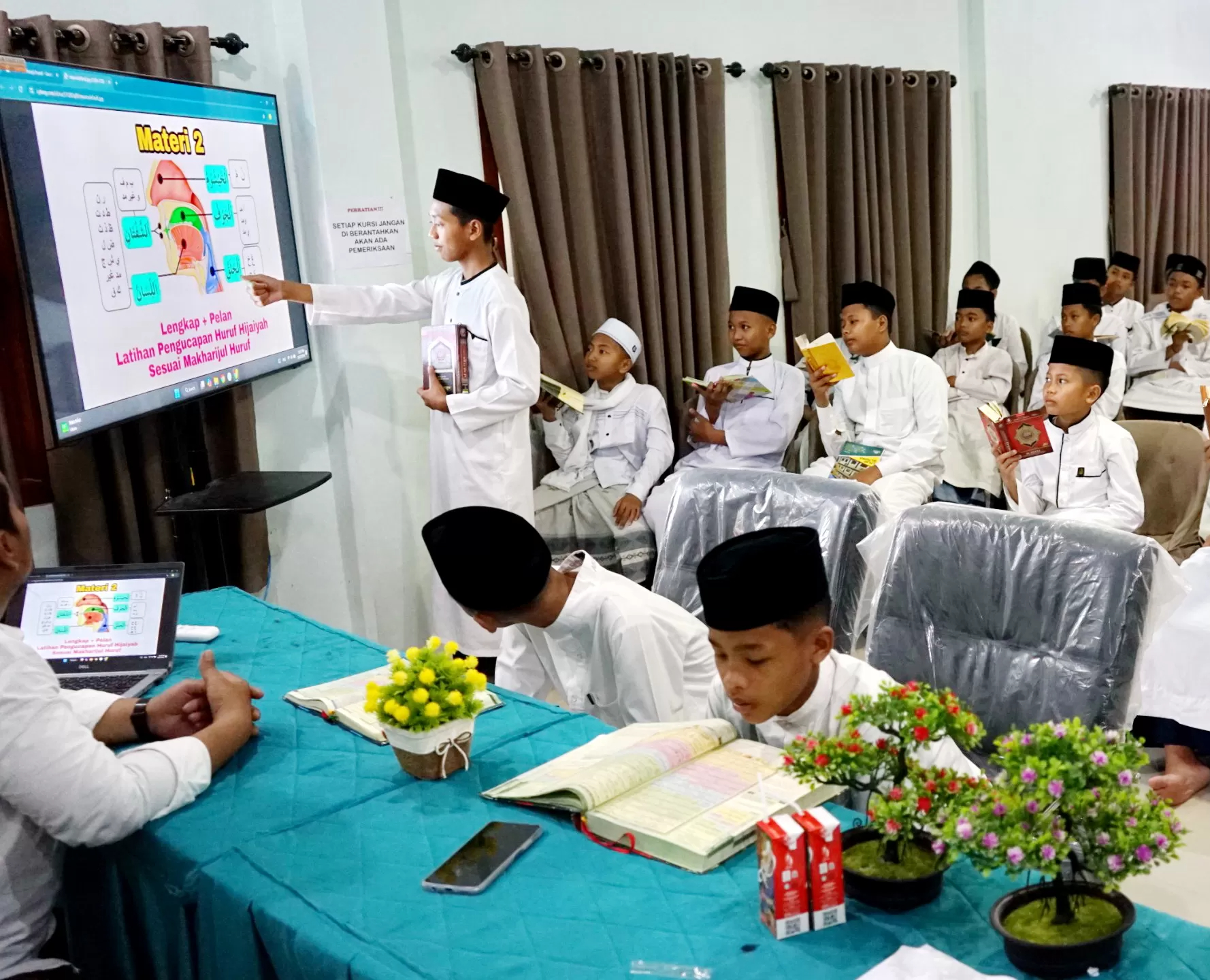 Islamic Boarding School Padepokan Kiai Mudrikah Kembang Kuning Pamekasan Tanamkan Semangat Literasi melalui Manuskrip