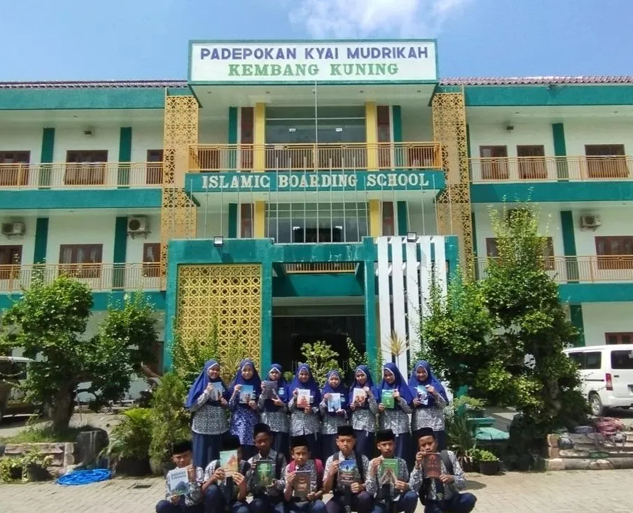 Santri IBS PKMKK Pamekasan Ukir Sejarah, Terbitkan Buku yang Ke-132-147