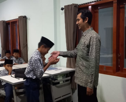 Bersalaman Khas Santri IBS PKMKK: Tiga Sentuhan Berharga